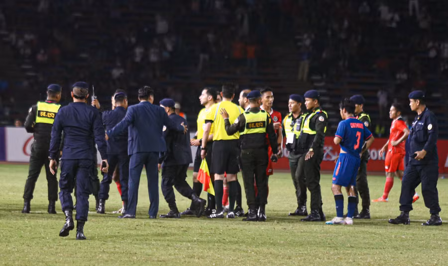 Hỗn chiến trên sân Olympic. Ảnh: Hà Phương