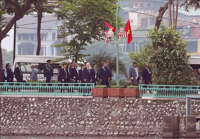 Tổng thống Hoa Kỳ Joe Biden tại bia tưởng niệm cố Thượng Nghị sĩ John McCain. Ảnh: Phạm Kiên/TTXVN