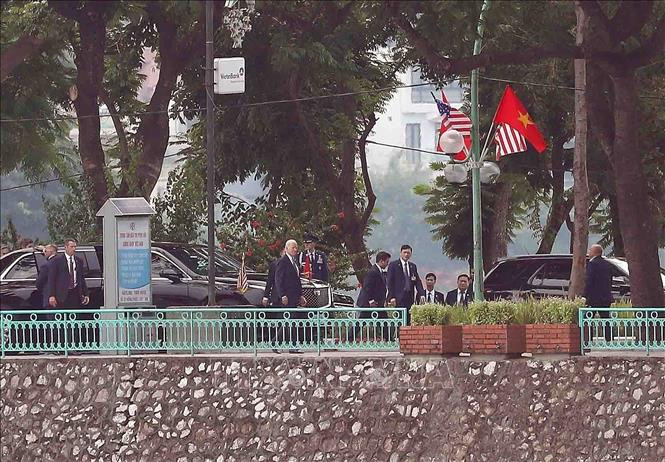 Tổng thống Hoa Kỳ Joe Biden tại bia tưởng niệm cố Thượng Nghị sĩ John McCain. Ảnh: Phạm Kiên/TTXVN