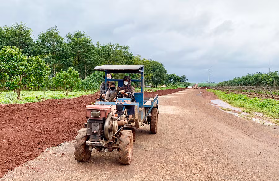 Người dân được hưởng lợi về giao thông từ Dự án Nhà máy Điện gió Ia Pết-Đak Đoa 1 (huyện Đak Đoa). Ảnh: H.D
