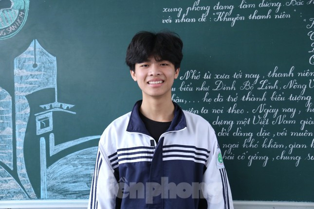 Nguyễn Quốc Cường là học sinh người Thái, hiện đang học lớp 12A1 tại Trường PT DTNT THPT số 2