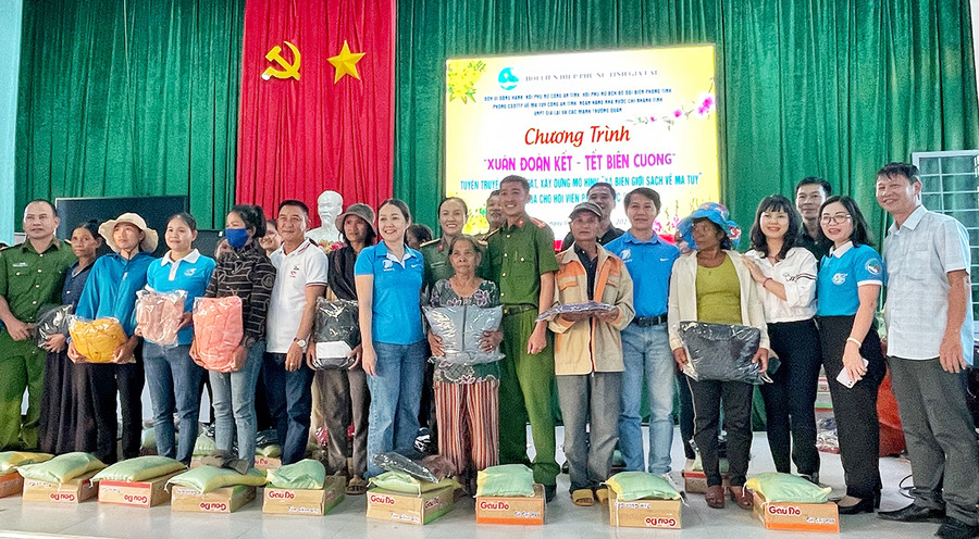 Tặng quà cho người dân tại chương trình “Xuân đoàn kết-Tết biên cương” ở xã Ia Púch, huyện Chư Prông. Ảnh: M.C Tặng quà cho người dân tại chương trình “Xuân đoàn kết-Tết biên cương” ở xã Ia Púch, huyện Chư Prông. Ảnh: M.C