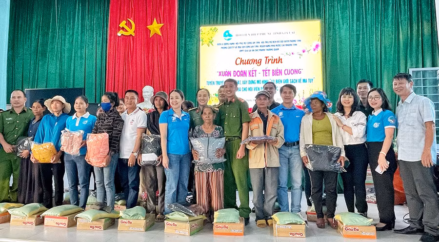 Tặng quà cho người dân tại chương trình “Xuân đoàn kết-Tết biên cương” ở xã Ia Púch, huyện Chư Prông. Ảnh: M.C