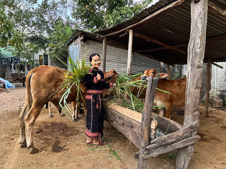 Bà con dân tộc thiểu số chịu khó đầu tư phát triển chăn nuôi để tạo việc làm, tăng thu nhập, ổn định cuộc sống. Ảnh: Sơn Ca