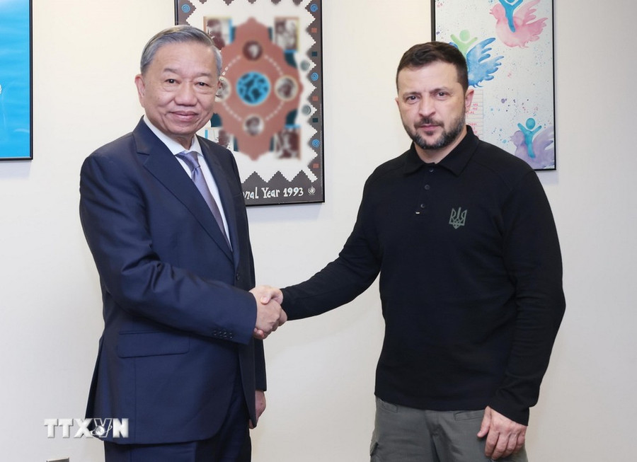 Tổng Bí thư, Chủ tịch nước Tô Lâm gặp Tổng thống Ukraine Volodymyr Zelensky. (Ảnh: Lâm Khánh/TTXVN) Tổng Bí thư, Chủ tịch nước Tô Lâm gặp Tổng thống Ukraine Volodymyr Zelensky. (Ảnh: Lâm Khánh/TTXVN)