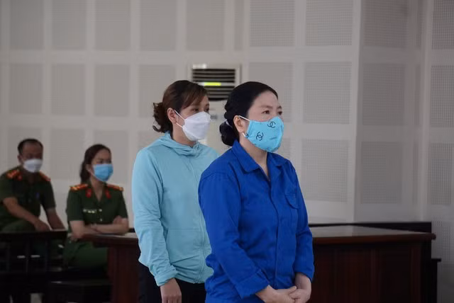 Đào Thị Như Lệ và Dương Thị Ngọc Anh tại phiên xử ngày 17-8-2022