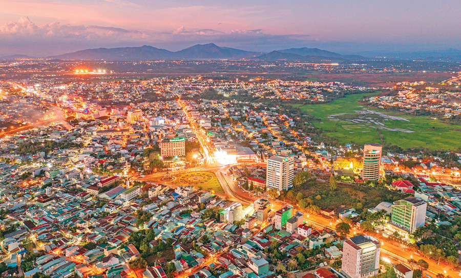 Đô thị Pleiku về đêm. Ảnh: Phạm Quý Đô thị Pleiku về đêm. Ảnh: Phạm Quý