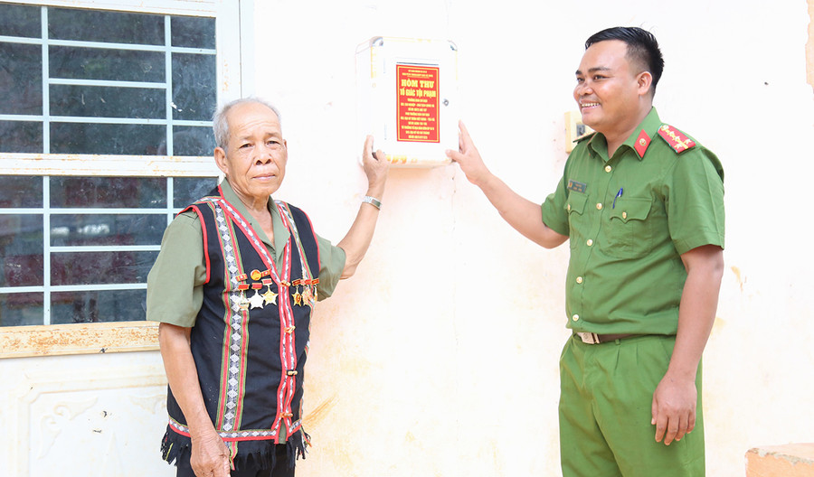 Hiện nay, các thôn, làng trên địa bàn biên giới đã xây dựng “Hòm thư tố giác tội phạm”, qua đó để Nhân dân chung tay ngăn chặn ma túy. Ảnh: H.T Hiện nay, các thôn, làng trên địa bàn biên giới đã xây dựng “Hòm thư tố giác tội phạm”, qua đó để Nhân dân chung tay ngăn chặn ma túy. Ảnh: H.T