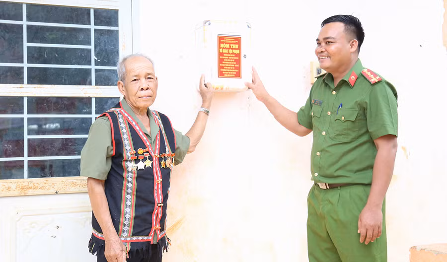 Hiện nay, các thôn, làng trên địa bàn biên giới đã xây dựng “Hòm thư tố giác tội phạm”, qua đó để Nhân dân chung tay ngăn chặn ma túy. Ảnh: H.T