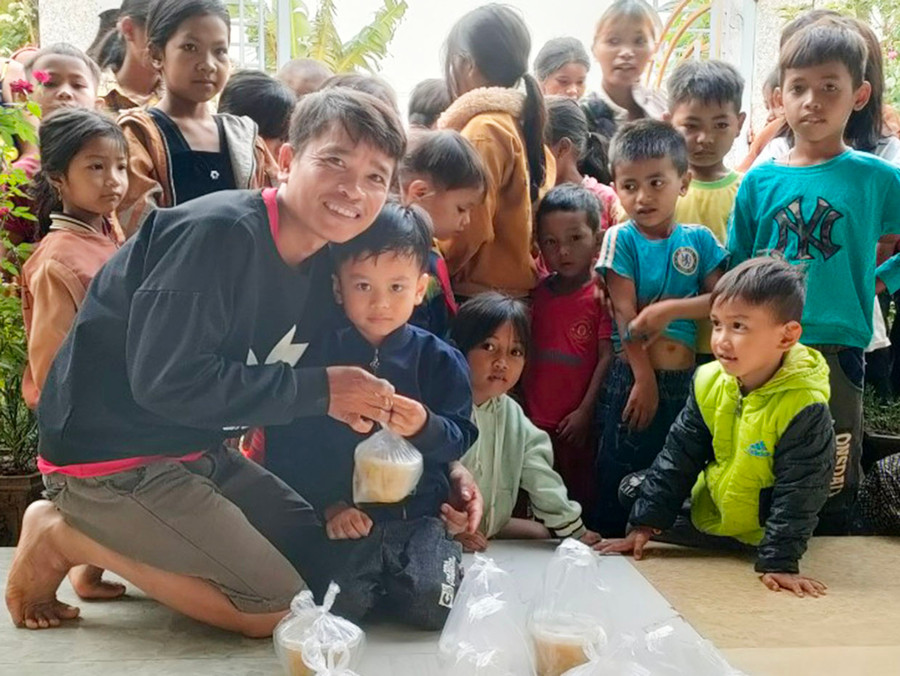 Được giúp đỡ các mảnh đời khó khăn, đặc biệt là các em nhỏ là niềm vui lớn của anh Trần Phước Lợi. Ảnh: Nhật Hào Được giúp đỡ các mảnh đời khó khăn, đặc biệt là các em nhỏ là niềm vui lớn của anh Trần Phước Lợi. Ảnh: Nhật Hào