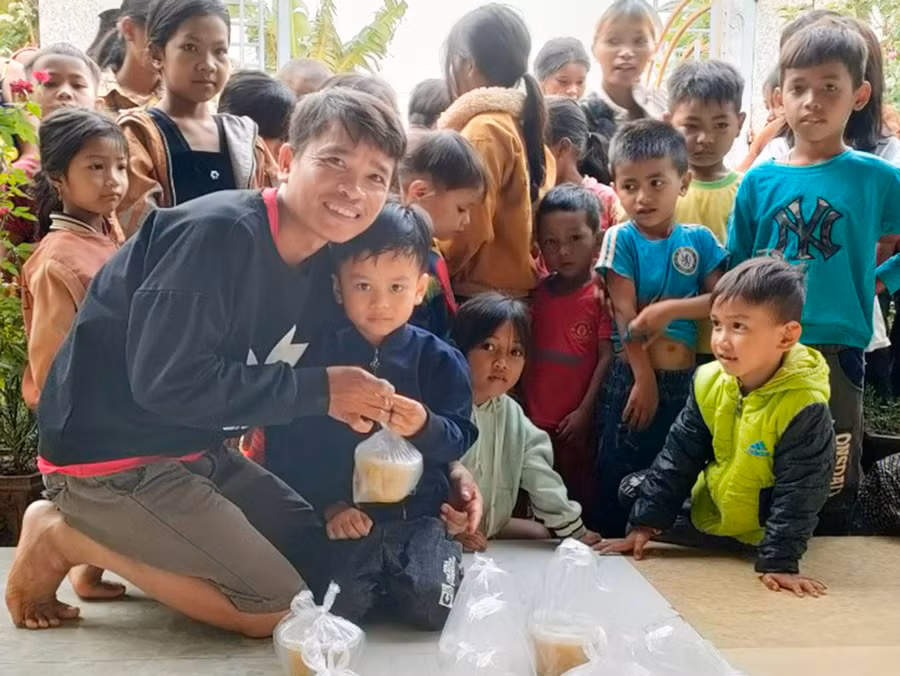 Được giúp đỡ các mảnh đời khó khăn, đặc biệt là các em nhỏ là niềm vui lớn của anh Trần Phước Lợi. Ảnh: Nhật Hào