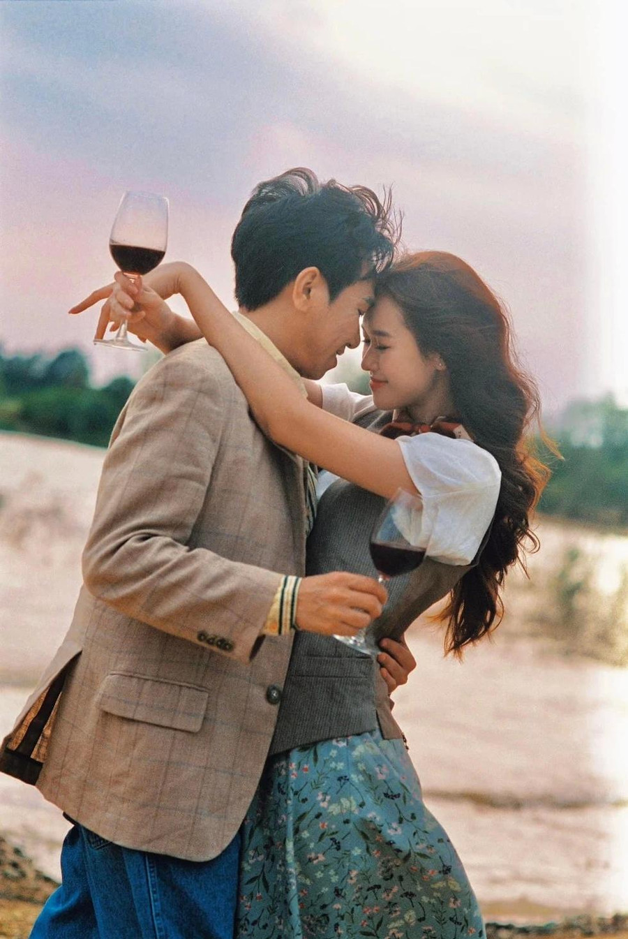 Anh Đức và Quỳnh Anh trải qua quãng thời gian dài yêu nhau trước khi tổ chức đám cưới. Ảnh FBNV Anh Đức và Quỳnh Anh trải qua quãng thời gian dài yêu nhau trước khi tổ chức đám cưới. Ảnh FBNV