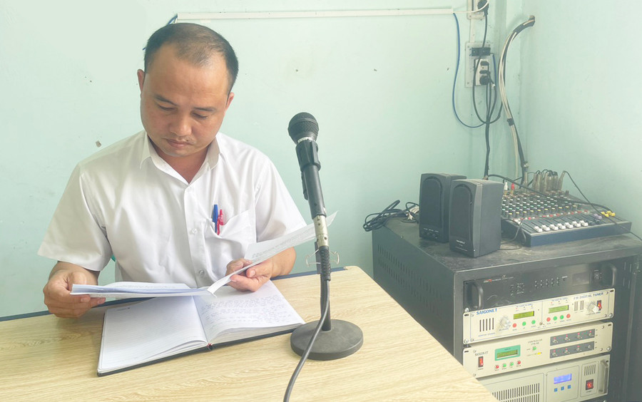 Ông Lê Văn Tuân-Phó Chủ tịch UBND xã kiêm Chủ nhiệm Trung tâm Văn hóa-Thể thao xã Chư Băh duyệt nội dung chương trình trước khi đưa lên hệ thống truyền thanh. Ảnh: V.C