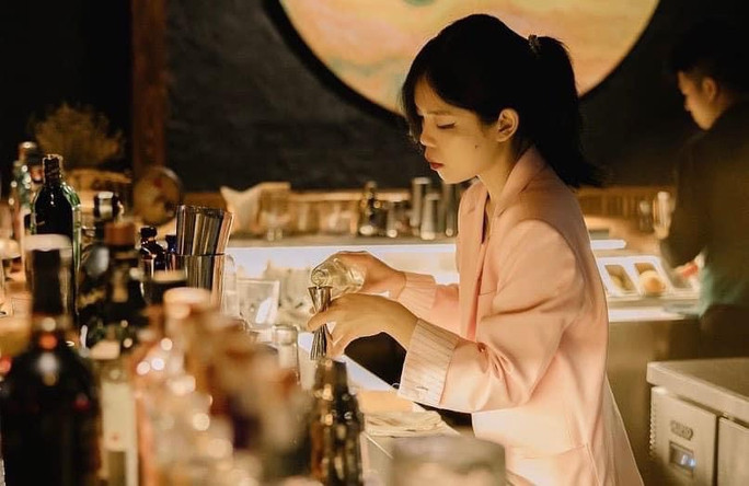 BARTENDER - nghề chất của người trẻ - Ảnh 3. Xuân Hiền không ngừng vun bồi năng lực nghề nghiệp lẫn làm giàu vốn sống