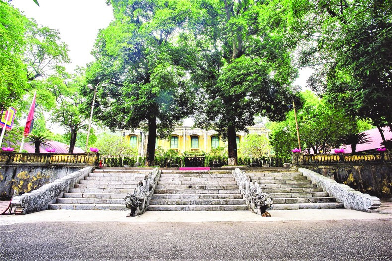 Thành bậc đá điện Kính Thiên (nơi thiết triều thời Lê, Hoàngthành Thăng Long), bảo vật quốc gia ghi dấu sự hưng thịnh của các triều đại phong kiến. Thành bậc đá điện Kính Thiên (nơi thiết triều thời Lê, Hoàngthành Thăng Long), bảo vật quốc gia ghi dấu sự hưng thịnh của các triều đại phong kiến.