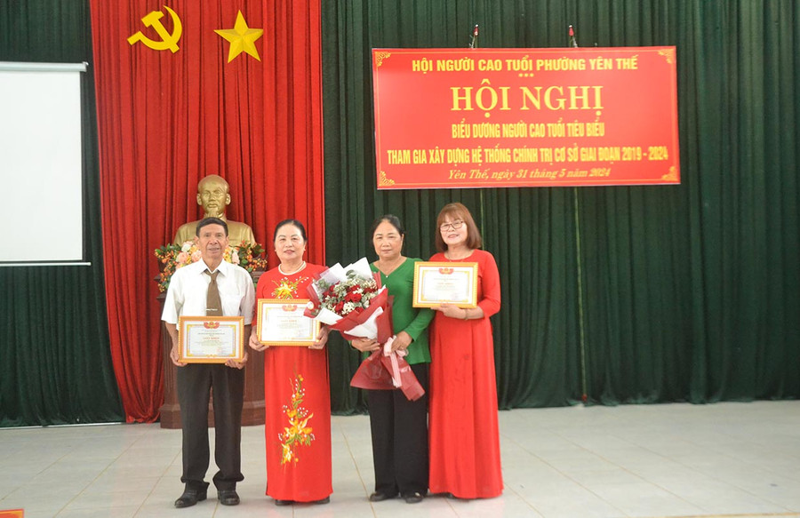 Bà Nguyễn Thị Lan (thứ 2 từ phải sang) nhận hoa và giấy khen của Hội Người cao tuổi phường Yên Thế tại hội nghị biểu dương người cao tuổi tiêu biểu tham gia xây dựng hệ thống chính trị cơ sở giai đoạn 2019-2024. Ảnh: H.C Bà Nguyễn Thị Lan (thứ 2 từ phải sang) nhận hoa và giấy khen của Hội Người cao tuổi phường Yên Thế tại hội nghị biểu dương người cao tuổi tiêu biểu tham gia xây dựng hệ thống chính trị cơ sở giai đoạn 2019-2024. Ảnh: H.C