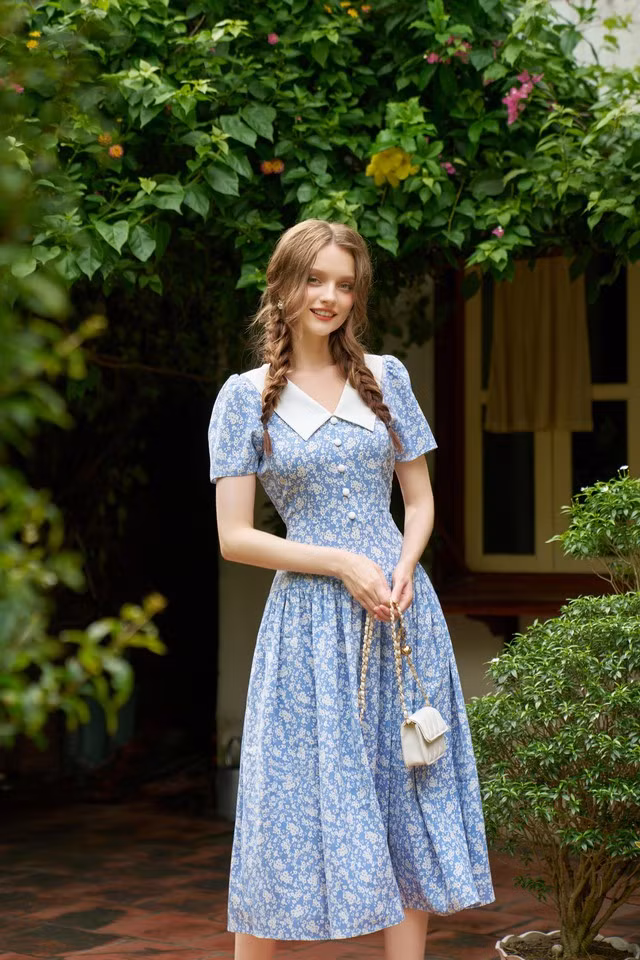 Ngoài các trang phục đơn sắc, trang phục họa tiết hoa nhí tông xanh nhạt cũng là một gợi ý để nàng làm mới tủ đồ mùa thu. Các mẫu váy hoa tôn nét dịu dàng của thiếu nữ khi kết hợp cùng gam màu xanh nhạt càng tôn thêm vẻ nữ tính, yêu kiều. Thiết kế phối vải trắng ở phần vai cổ giúp gương mặt của nàng trở nên tươi sáng và rạng rỡ, qua đó thu hút ánh nhìn người đối diện nhiều hơn; trong khi kiểu váy ngắn nhún xếp tầng sẽ trở thành lựa chọn của các cô gái ưa vẻ đẹp tối giản.