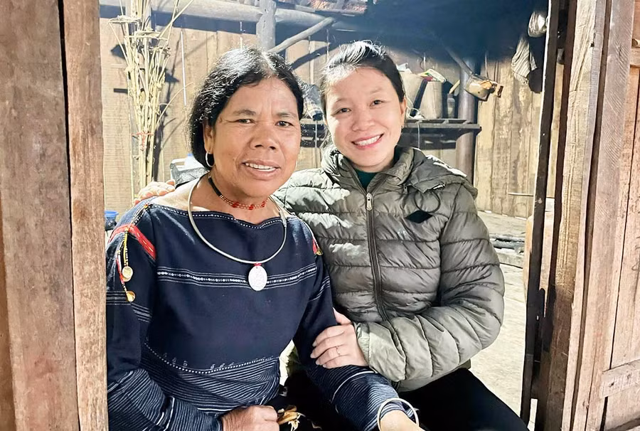 Nghệ nhân Đinh Thị Lăm (bìa trái) luôn xem chị Trần Thị Bích Ngọc như người thân trong gia đình. Ảnh: Phương Duyên