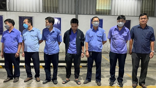 Các cán bộ, nhân viên Trung tâm đăng kiểm 60-04D thời điểm bị bắt.