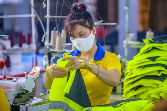 Tăng lương tối thiểu vùng: Cần nhưng phải tính kỹ - Ảnh 1. Qua khảo sát của Tổng LĐLĐ Việt Nam, có tới 75,5% công nhân được khảo sát cho biết thu nhập hiện tại không đáp ứng đủ nhu cầu chi tiêu. Ảnh: HOÀNG TRIỀU