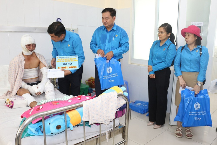 Đại diện Liên đoàn Lao động tỉnh Bình Dương vào bệnh viện thăm hỏi, động viên công nhân bị tai nạn lao động. (Ảnh: TTXVN phát) Đại diện Liên đoàn Lao động tỉnh Bình Dương vào bệnh viện thăm hỏi, động viên công nhân bị tai nạn lao động. (Ảnh: TTXVN phát)