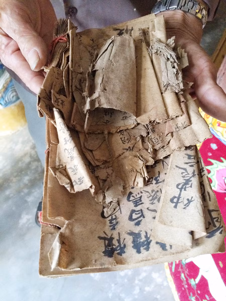 Phần lớn tư liệu Hán-Nôm ở đình Cửu An (thị xã An Khê) bị hư hại. Ảnh: Hoàng Ngọc