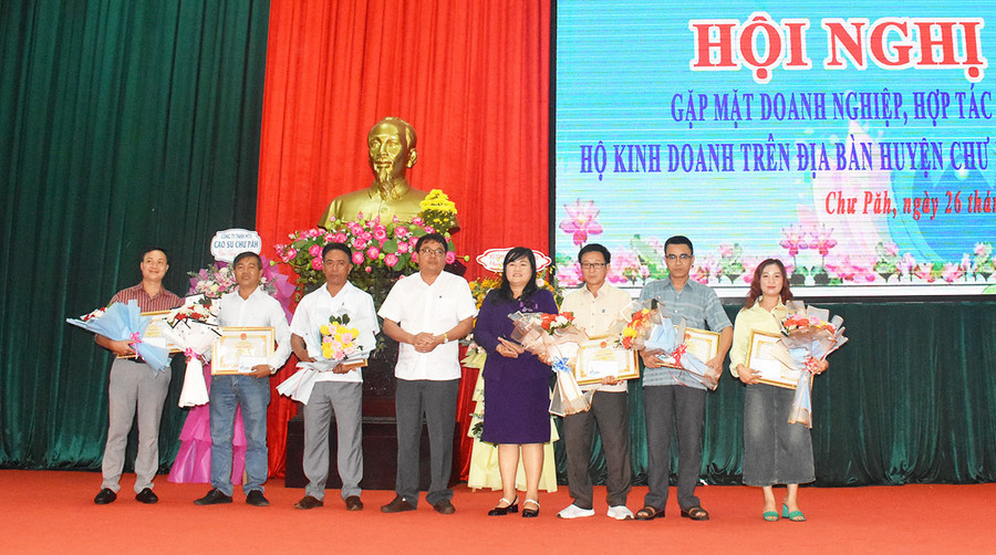 Chủ tịch UBND huyện Nay Kiên (thứ 5 từ phải sang) tặng giấy khen cho doanh nghiệp, hộ kinh doanh tiêu biểu, xuất sắc trong thực hiện nghĩa vụ thuế năm 2023. Ảnh: Đinh Yến