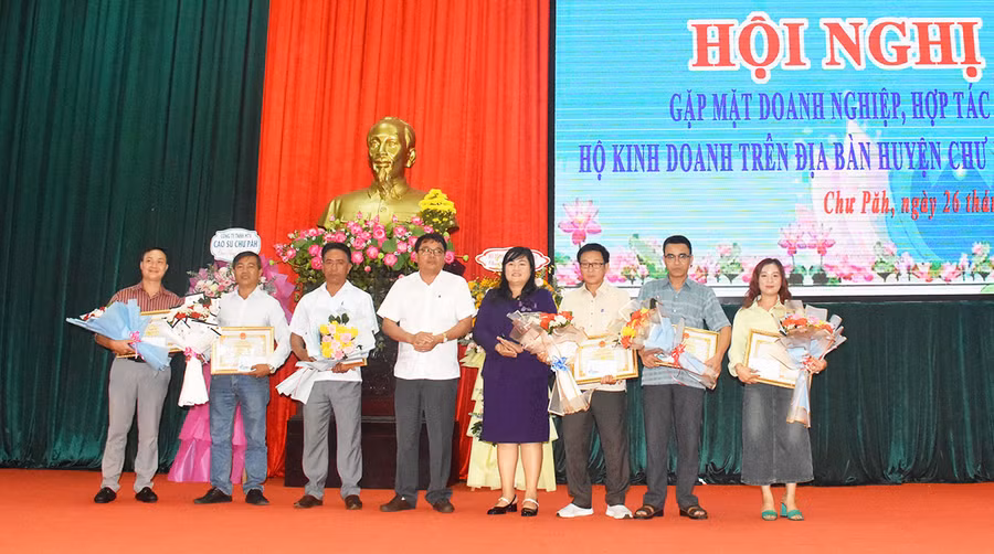 Chủ tịch UBND huyện Nay Kiên (thứ 5 từ phải sang) tặng giấy khen cho doanh nghiệp, hộ kinh doanh tiêu biểu, xuất sắc trong thực hiện nghĩa vụ thuế năm 2023. Ảnh: Đinh Yến