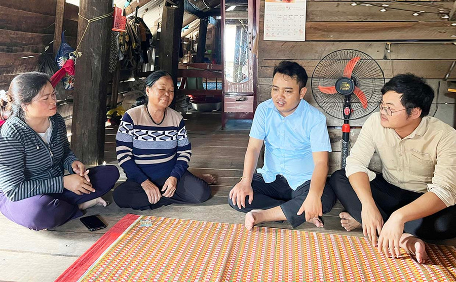 Mỗi thôn, bản, ấp, buôn, phum, sóc... có ít nhất 1 tuyên truyền viên pháp luật là người DTTS hoặc biết tiếng DTTS. Ảnh: Phương Vi