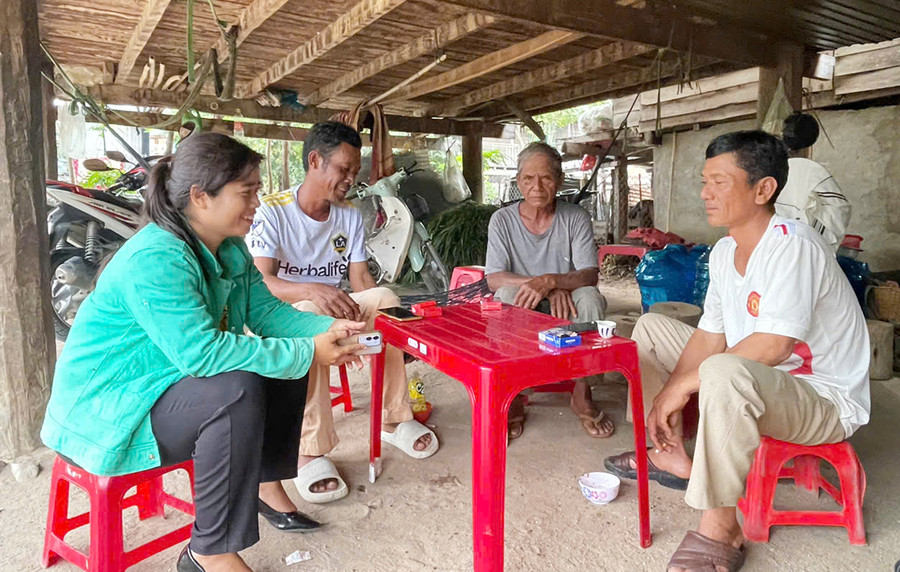 Cán bộ Hội Nông dân xã Ia Sao tuyên truyền, vận động hội viên tăng gia sản xuất, phát triển kinh tế gia đình. Ảnh: V.C