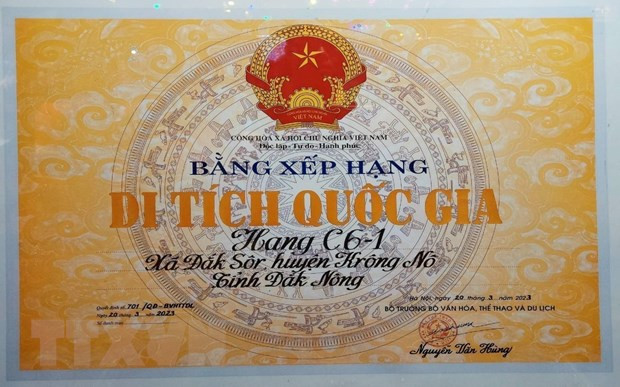 Bằng xếp hạng Di tích Quốc gia Hang C6-1, Công viên Địa chất Đắk Nông. (Ảnh: TTXVN phát) Bằng xếp hạng Di tích Quốc gia Hang C6-1, Công viên Địa chất Đắk Nông. (Ảnh: TTXVN phát)