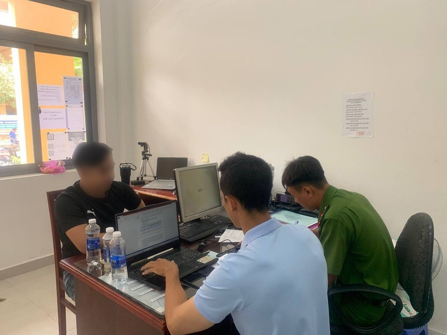 Công an làm việc với T.T.N.