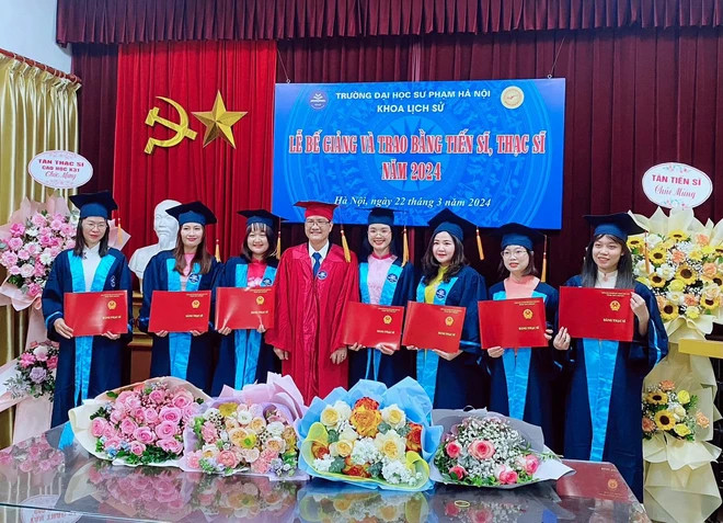 Cô Phạm Tường Vân (thứ ba từ phải sang) nhận bằng Thạc sỹ lịch sử vào tháng Ba. (Ảnh: CTV/Vietnam+)