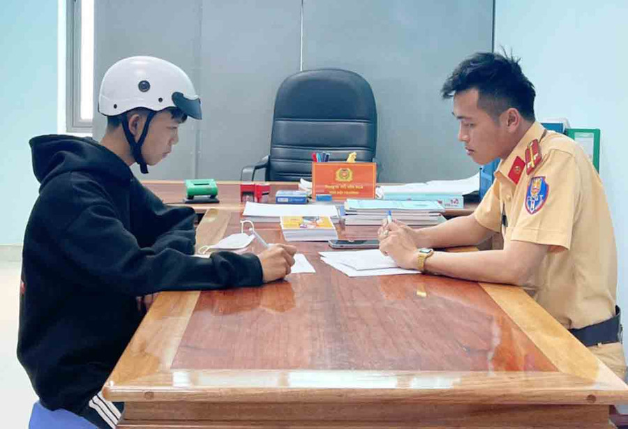 Lực lượng Công an thị xã An Khê làm việc với trường hợp vi phạm Luật Giao thông đường bộ. Ảnh: R'Ô HOK Lực lượng Công an thị xã An Khê làm việc với trường hợp vi phạm Luật Giao thông đường bộ. Ảnh: R'Ô HOK