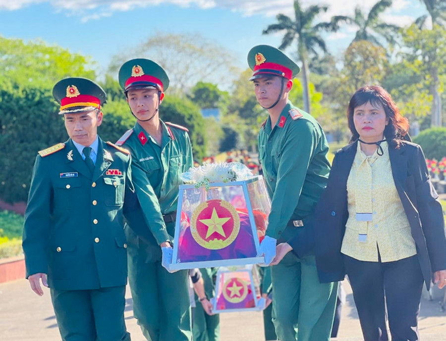 Đại diện lãnh đạo Sở Lao động-Thương binh và Xã hội, Cục Chính trị Quân đoàn 3 trang trọng tiễn đưa hài cốt các liệt sĩ về an táng tại Nghĩa trang Liệt sĩ tỉnh năm 2023. Ảnh minh họa: Phan Lài Đại diện lãnh đạo Sở Lao động-Thương binh và Xã hội, Cục Chính trị Quân đoàn 3 trang trọng tiễn đưa hài cốt các liệt sĩ về an táng tại Nghĩa trang Liệt sĩ tỉnh năm 2023. Ảnh minh họa: Phan Lài