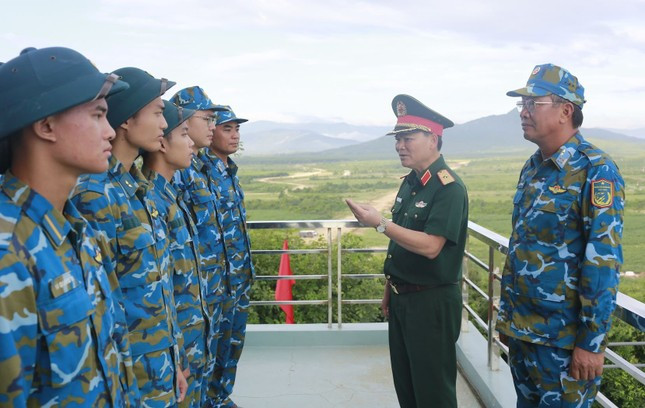 Phó Tổng tham mưu trưởng QĐND Việt Nam Phạm Trường Sơn động viên cán bộ, sĩ quan, học viên Trường Sĩ quan Không quân tham gia diễn tập.