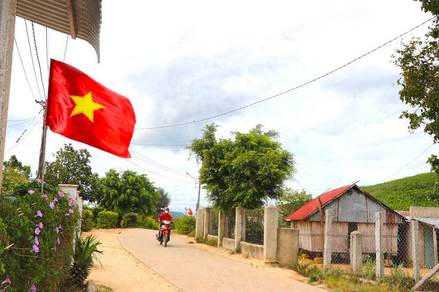 Đường giao thông ở làng Pốt (xã Song An, thị xã An Khê) được bê tông hóa khang trang, sạch đẹp. Ảnh: N.M Đường giao thông ở làng Pốt (xã Song An, thị xã An Khê) được bê tông hóa khang trang, sạch đẹp. Ảnh: N.M