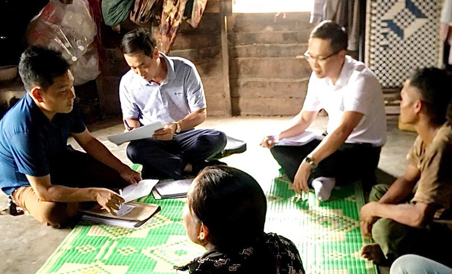 Cán bộ Phòng Giao dịch Ngân hàng Chính sách Xã hội huyện Phú Thiện kiểm tra, giám sát việc sử dụng nguồn vốn tại các hộ gia đình. Ảnh: Kim Liên