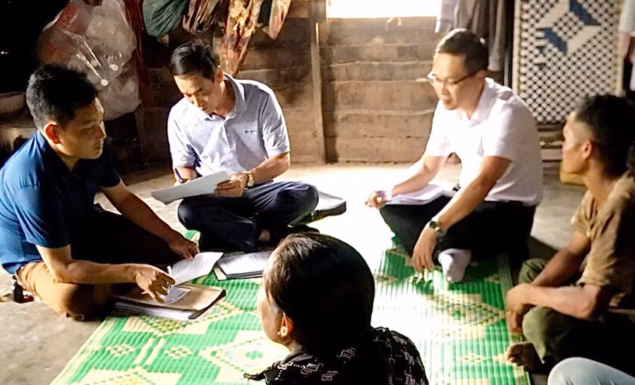 Cán bộ Phòng Giao dịch Ngân hàng Chính sách Xã hội huyện Phú Thiện kiểm tra, giám sát việc sử dụng nguồn vốn tại các hộ gia đình. Ảnh: Kim Liên