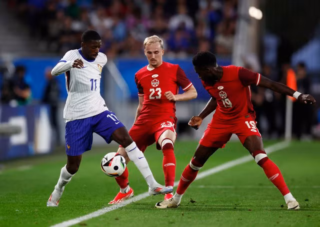Ousmane Dembele đi bóng trước hàng thủ Canada. Ousmane Dembele đi bóng trước hàng thủ Canada.