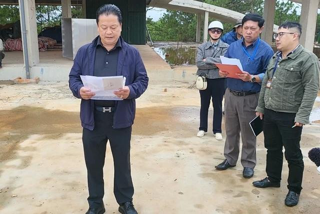 Ông Trần Quốc Hùng, đại diện chủ đầu tư công bố quyết định của TAND TP.Thủ Đức. Ảnh Gia Bình Ông Trần Quốc Hùng, đại diện chủ đầu tư công bố quyết định của TAND TP.Thủ Đức. Ảnh Gia Bình