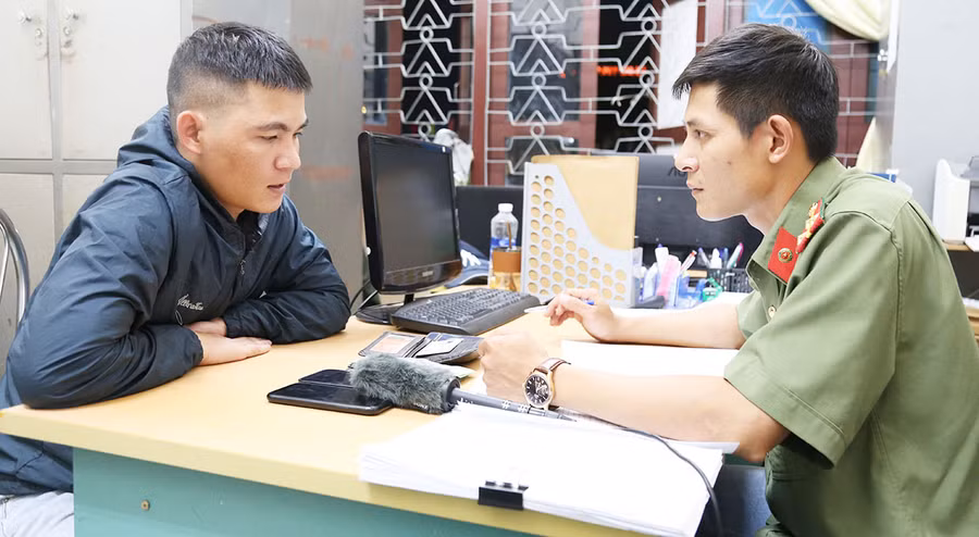 Đối tượng Trần Đình Ngọc (bìa trái) khai nhận hành vi đưa người đồng bào dân tộc thiểu số vượt biên. Ảnh: Nguyễn Hữu