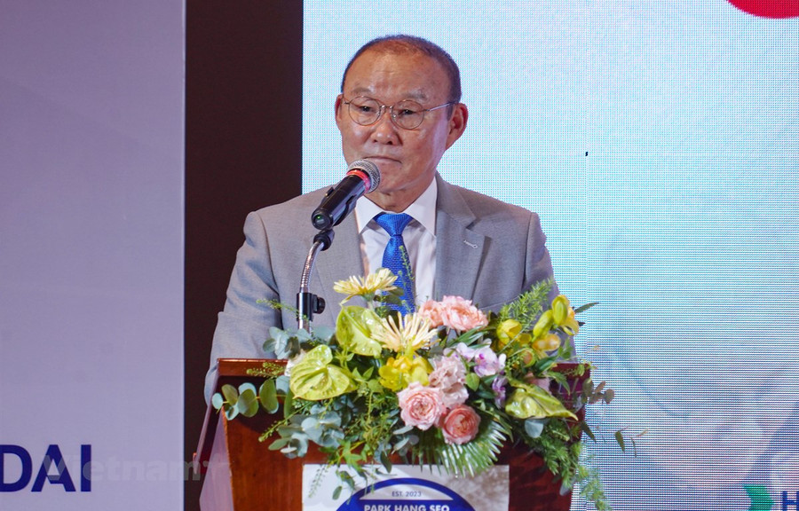 Huấn luyện viên Park Hang-seo phát biểu tại Lễ khai trương Học viện Bóng đá Quốc tế mang tên ông. (Ảnh: Việt Anh/Vietnam+) Huấn luyện viên Park Hang-seo phát biểu tại Lễ khai trương Học viện Bóng đá Quốc tế mang tên ông. (Ảnh: Việt Anh/Vietnam+)