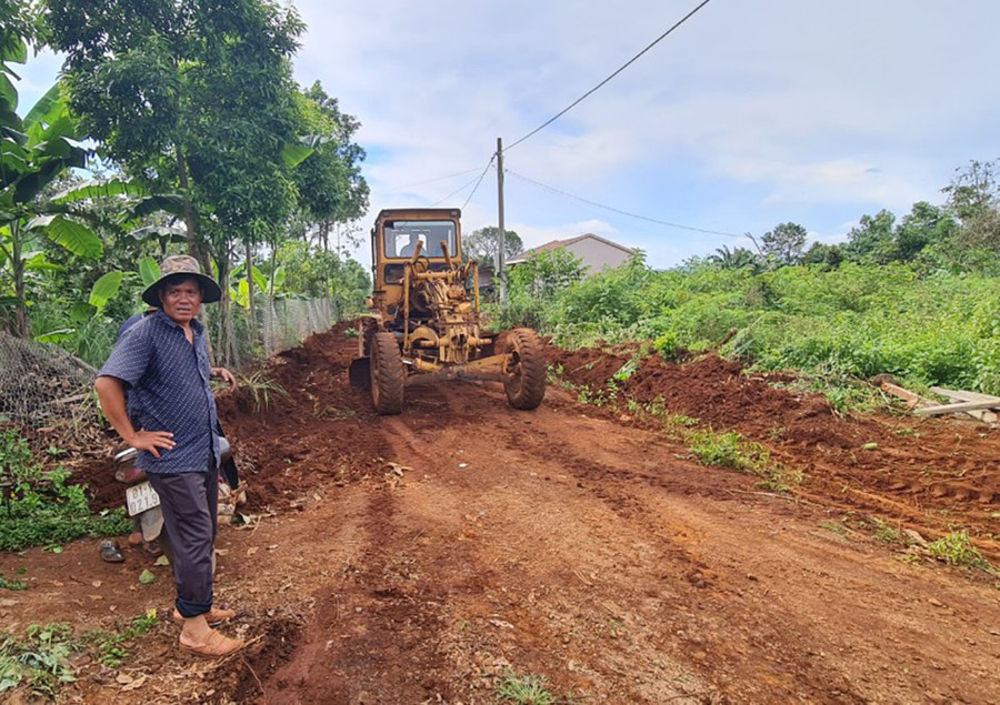 Đơn vị thi công tiến hành san ủi mặt bằng làm đường giao thông làng Yam thị trấn Ia Kha huyện Ia Grai. Ảnh: Phương Lộc Đơn vị thi công tiến hành san ủi mặt bằng làm đường giao thông làng Yam thị trấn Ia Kha huyện Ia Grai. Ảnh: Phương Lộc