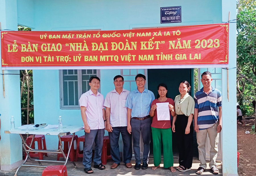 Đại diện các đơn vị bàn giao nhà Đại đoàn kết cho gia đình bà Puih Prih ở làng Nang, xã Ia Tô. Ảnh: Ngọc Anh Đại diện các đơn vị bàn giao nhà Đại đoàn kết cho gia đình bà Puih Prih ở làng Nang, xã Ia Tô. Ảnh: Ngọc Anh