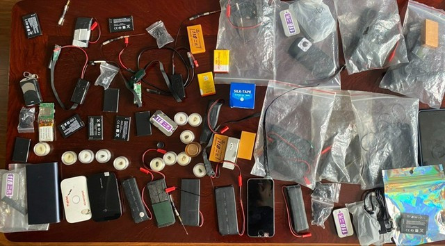 Tang vật thiết bị gian lận thi cử tại nhà G. Ảnh Công an cung cấp