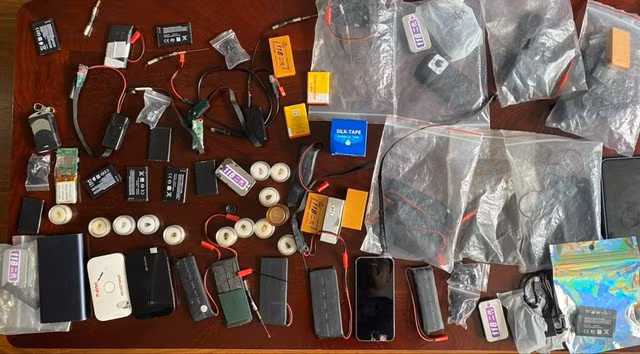 Tang vật thiết bị gian lận thi cử tại nhà G. Ảnh Công an cung cấp