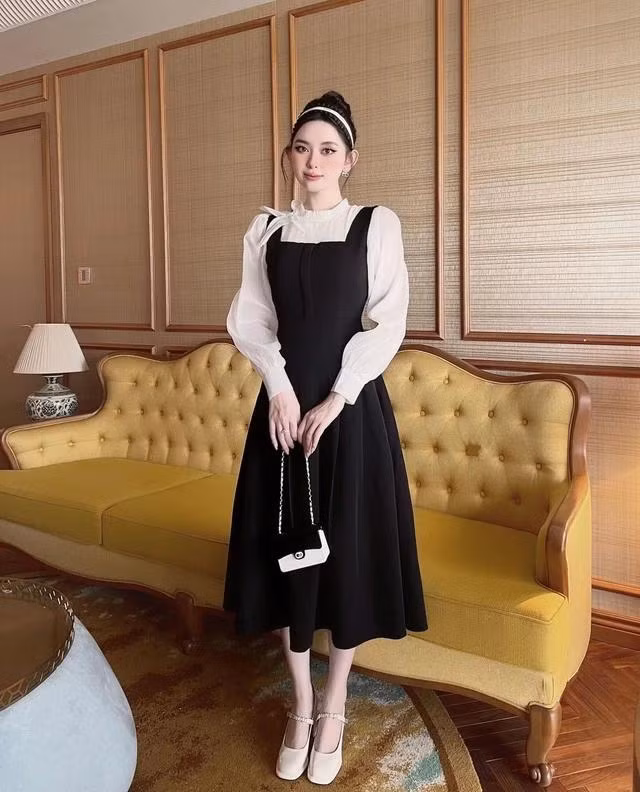 Thu hút mọi ánh nhìn cùng chi tiết đính kết hoa 3D trên nền vải tơ óng nhẹ nhàng và mềm mại, mẫu váy layer phối màu đen trắng toát lên vẻ ngọt ngào nhưng chẳng kém phần kiêu kỳ. Đặc biệt với thiết kế cổ yếm, chân váy xếp ly và tay bồng điệu đà, đây hứa hẹn sẽ trở thành "sự lựa chọn tốt nhất" được chị em yêu thích trong mùa lễ hội năm nay