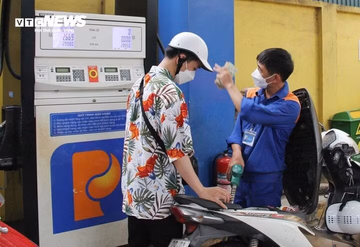 Nhiều doanh nghiệp dự báo, giá xăng dầu giảm từ 400 - 900 đồng/lít/kg vào kỳ điều chỉnh ngày mai 13/11. Nhiều doanh nghiệp dự báo, giá xăng dầu giảm từ 400 - 900 đồng/lít/kg vào kỳ điều chỉnh ngày mai 13/11.