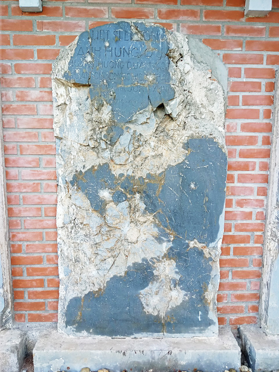 Bia đá ghi công trạng của Anh hùng Lê Công Khai tại Vĩnh Linh, Quảng Trị. Ảnh: Phạm Thị Phượng Bia đá ghi công trạng của Anh hùng Lê Công Khai tại Vĩnh Linh, Quảng Trị. Ảnh: Phạm Thị Phượng